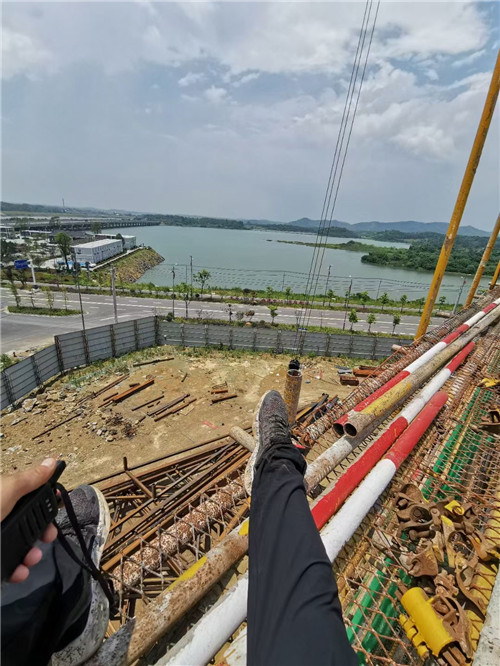 盈江县作业中发生设备损坏或人员意外，责任怎么划分？