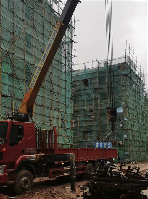 盈江县“慢工细活”—— 吊车的 “微动控制” 技术